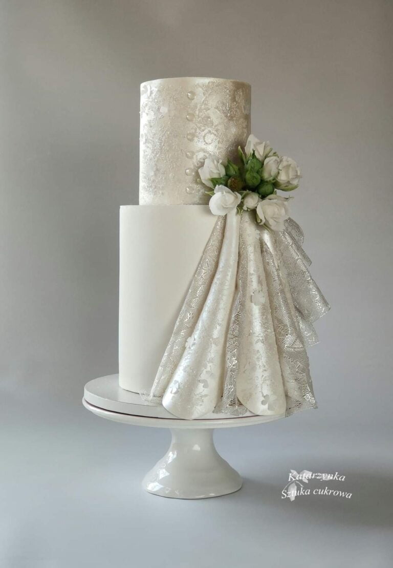Biały tort ślubny