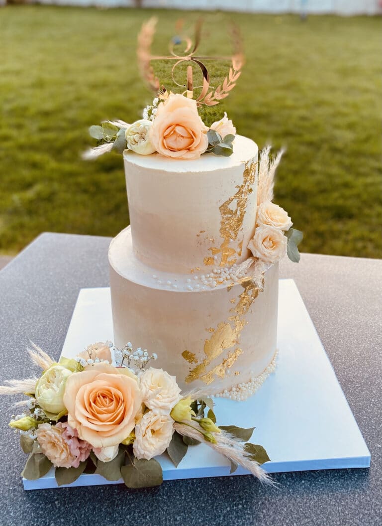 Ślubny tort dwupiętrowy